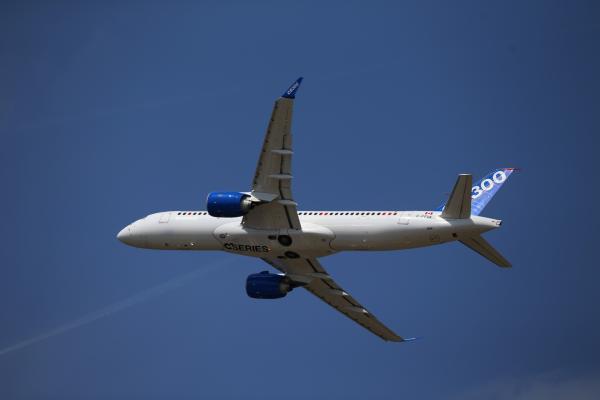 <p><a href="http://www.bloombergtv.bg/novini/2016-11-01/cs300-debyutira-v-kitay">Bombardier </a>докара в Китай своя нов пътнически самолет CS300 C Series.</p>
