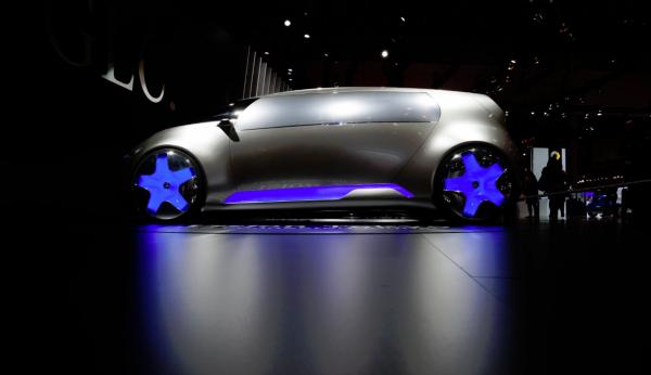 <p>Mercedes-Benz AG F015 на Daimler AG на автосалона в Токио /Tokyo Motor Show/ на 29 октомври 2015.</p>

<p>Photographer: Akio Kon/Bloomberg</p>
