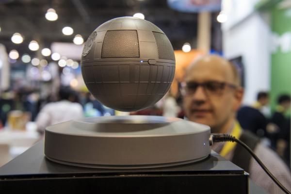 <p>Buetooth левитиращ спикър Plox Death Star. CES 6 януари 2017,&nbsp; Лас Вегас, САЩ. Photographer: David Paul Morris/Bloomberg.</p>

<p>Къде още влязоха новите технологии на интернета на нещата <a href="http://www.bloombergtv.bg/novini/2017-01-06/internetat-na-neshtata-vleze-v-spalnyata">IoT </a>- коментар на Bloomberg от CES.</p>
