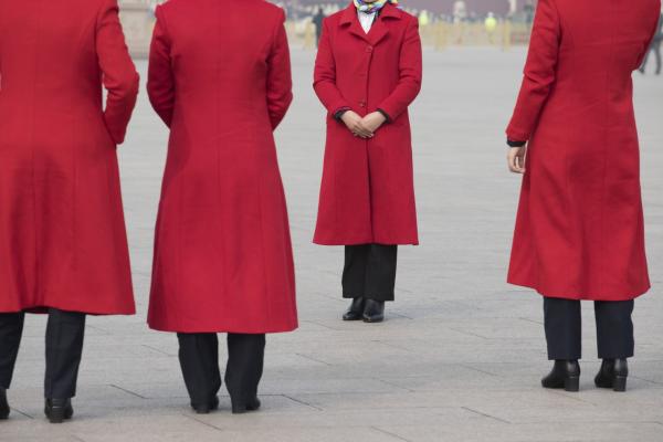 <p>Посрещачи на делегатите на Двете сесии. Пекин, Китай. 3 март 2019. Photographer: Giulia Marchi/Bloomberg.</p>

<p>САЩ и Китай може да се доближават до <a href="https://www.bloombergtv.bg/novini/2019-03-04/sasht-i-kitay-sa-vse-po-blizo-do-targovska-sdelka">споразумение по търговските въпроси</a>, което би могло да отмени повечето наложени от САЩ <a href="https://www.bloombergtv.bg/analizi/2019-03-04/efektat-ot-mitata-e-minimalen-krosner">мита</a> за внос на стоки от Китай.</p>
