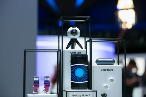 <p>Samsung Electronics Co. Gear Fit2, Gear 360 VR и Gear IconX на изложението IFA. Берлин, 1 септември 2016. Photographer: Krisztian Bocsi/Bloomberg</p>
