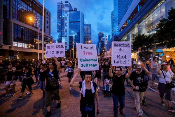 <p>Протест в Хонконг. 1 юли 2019. Photographer: Paul Yeung/Bloomberg.</p>

<p>Опозиционната Демократическа партия призова китайската управителка на Хонконг Кери Лам да излезе и да говори с демонстрантите, за да се разреши кризата.</p>
