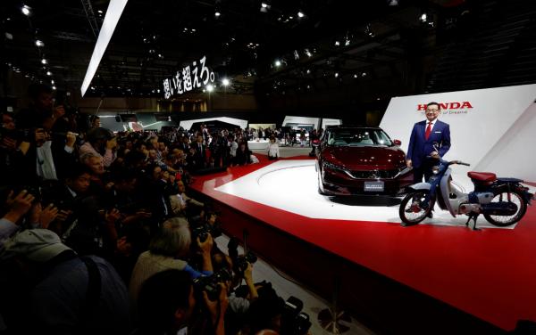 <p>Такахиро Хачиго, президент на Honda Motor Co пред Honda FCX Clarity и Honda Super Cub на автосалона в Токио. Tomohiro Ohsumi/Bloomberg</p>

<p>&nbsp;</p>
