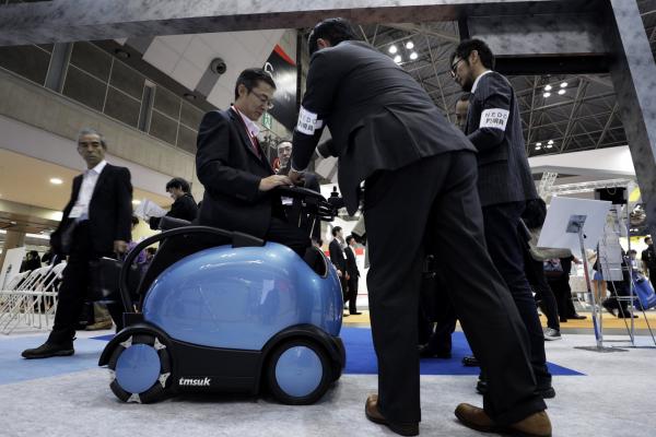 <p>Инвалиден стол RODEM на Tmsuk Co. на изложението за роботи International Robot Exhibition, Токио, 29 ноември 2017, Photographer: Kiyoshi Ota/Bloomberg.</p>
