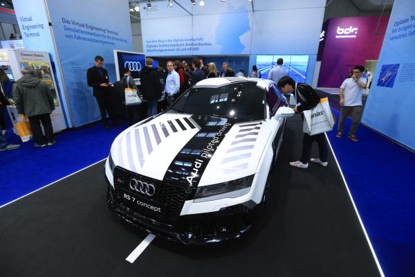 <p>Audi R7. CeBIT 2017.</p>

<p>Хановер събра през 2017 над 3000 компании и 200&nbsp;000 посетители. Изложението е най-голямото и с най-голямо международно участие в света. Смятано от мнозина за барометър за състоянието на технологичните решения и трендове в индустрията.</p>

<p>Изкуственият интелект /AI/ присъства в решения за управление на градове и сгради, дори в обслужване на клиенти. Според CBR може да се очаква да възприеме ролята на говорител на компаниите в представянето на бранда си.</p>
