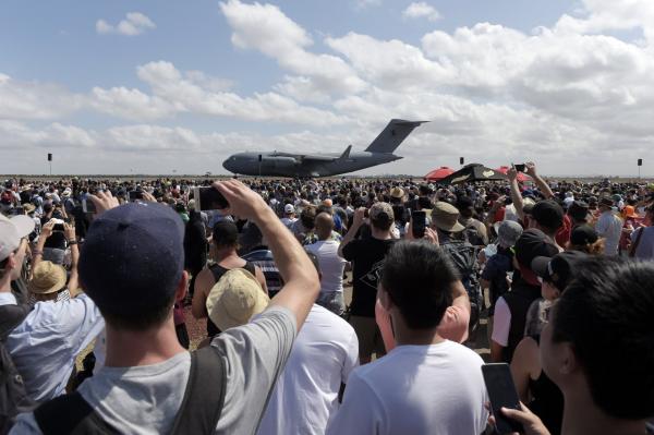 <p>Посетителите снимат C-17A Globemaster III на ВВС на Австралия.</p>
