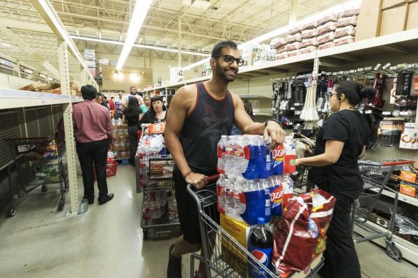 <p>Жителите на Хюстън пазаруват в HEB Grocery Co. на 24 август 2017. Photographer: F. Carter Smith/Bloomberg.</p>
