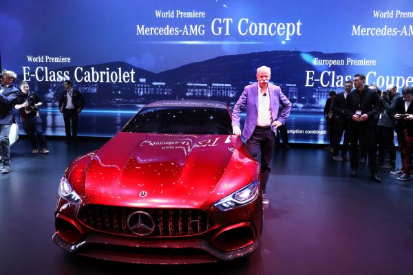 <p>Дитер Зече, директор на Daimler AG показва Mercedes-AMG GT concept на 87-я салон на автомобила в Женева, 7 март 2017. Photographer: Chris Ratcliffe/Bloomberg</p>
