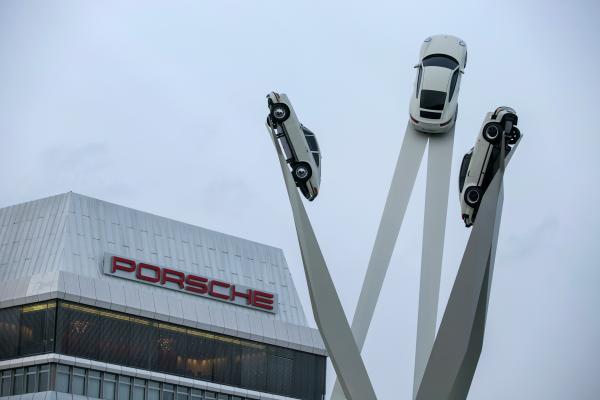 <p>Три луксозни Porsche 911 на пилоните пред завода на Porsche AG в Щутгарт, опериран от Volkswagen AG.</p>

<p>Photographer: Krisztian Bocsi/Bloomberg</p>
