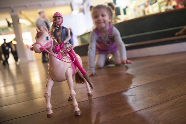 <p>Момиченце си играе с Барби ездачка /Barbie Saddle &#39;N Ride Horse and Doll/, произведена от Mattel Inc. на изложението DreamToys 2015 в Лондон.</p>

<p>Продукти на други големи франчайзи също ще бъдат популярни тази Коледа, според тазгодишния Списък на Мечтаните играчки на Асоциацията на рийлърите на играчки.</p>

<p>Photographer: Simon Dawson/Bloomberg</p>
