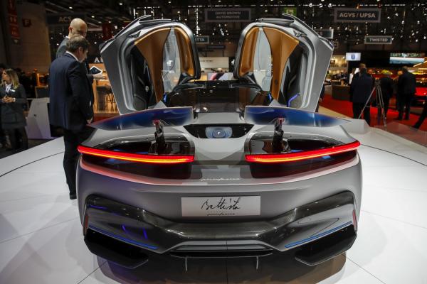 <p>Новата Pininfarina Battista в Женева, Швейцария, 5 март 2019. Photographer: Stefan Wermuth/Bloomberg.</p>

<p>Електрическа &quot;хиперкола&quot;.</p>

<p>Четете още: Защо <a href="https://www.bloombergtv.bg/analizi/2019-03-05/zashto-tesla-mozhe-da-si-pozvoli-niski-tseni">Tesla </a>може да си позволи ниски цени?</p>
