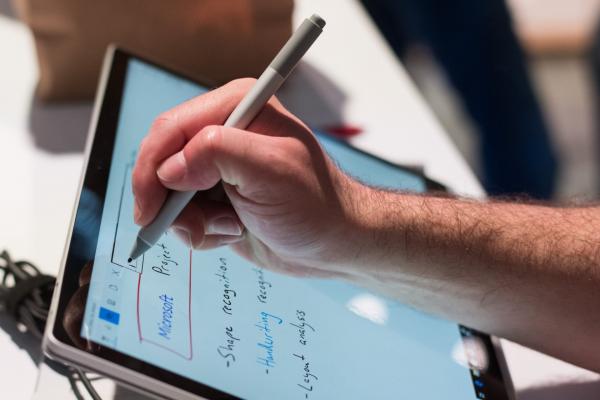 <p>Софтуер за разпознаване на ръкопис на лаптоп Surface Pro 2 на конференцията за програмисти Build в Сиатъл на 7 май 2018. Photographer: Grant Hindsley/Bloomberg.</p>

<p>Подобренията в работата на чиповете са бавни. Новото постижение на Intel, 10-нанометровите микропроцесори се бавят и компанията ще ги пусне масово чак през 2019.</p>
