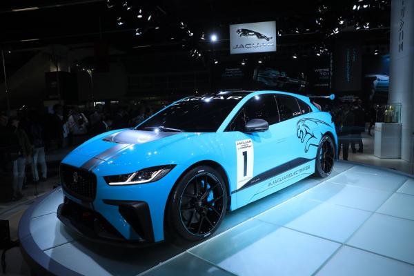 <p>Jaguar I-PACE eTROPHY на автосалона във Франкфурт, IAA, 12 септември 2017. Photographer: Simon Dawson/Bloomberg.</p>
