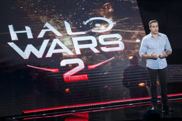 <p>Дан Аюб, директор на 343 Industries представя Halo Wars 2 на събитието на Microsoft Corp. за Xbox по време на E3.</p>

<p>Photographer: Patrick T. Fallon/Bloomberg</p>
