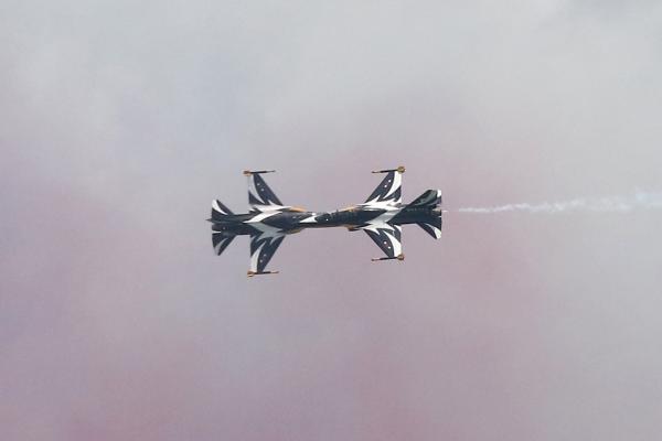 &lt;p&gt;Демонстрации на T-50 Black Eagles на ВВС на Южна Корея. T-50 са разработка на Korea Aerospace Industries Ltd. (KAI) с техническа подкрепа от Lockheed Martin Corp.,&lt;/p&gt;

&lt;p&gt;Photographer: SeongJoon Cho/Bloomberg&lt;/p&gt;
