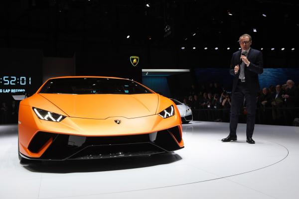 <p>Стефано Доменикали, директор на Automobili Lamborghini SpA представя Huracan Performante на 7 март 2017.</p>

<p><a href="http://automedia.investor.bg/a/0-nachalo/29946-lamborghini-pokaza-vyrhoviia-huracan-performante/" target="_blank">Специалната модификация </a>е с 640 к.с. и 600 Нм въртящ момент.</p>
