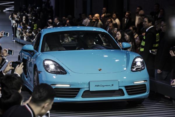 <p>Porsche 718 Cayman S на автосалона в Пекин.</p>

<p>Едни от двете хиляди изложители в салона в Пекин, <a href="http://www.bloombergtv.bg/novini/2016-04-25/shte-oformim-badeshteto-v-industriyata-bmw">BMW</a> обявиха, че ще оформят индустрията на бъдещето.</p>
