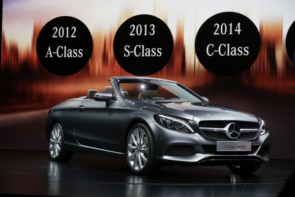 <p>Mercedes-Benz се завърна в сегмента с новия C-Class Cabriolet, който направи премиерата си в Женева на 29 февруари 2016. Моделът С300 идва с двулитров турбо 4 цилиндров двигател с 241 к.с.</p>

<p>Автосалонът в Женева показва най-новите модели на водещите автопроизводители в света.</p>

<p>Photographer: Chris Ratcliffe/Bloomberg</p>
