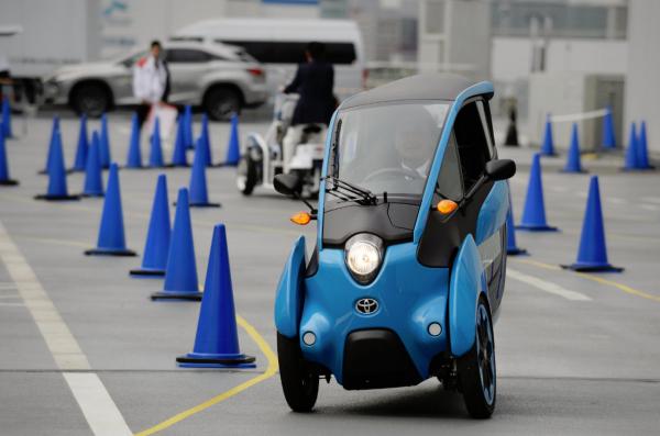 &lt;p&gt;Toyota i-ROAD, едноместен електромобил (PMV) на тестдрайв на автосалона в Токио /Tokyo Motor Show/ на 29 октомври 2015 Photographer: Akio Kon/Bloomberg&lt;/p&gt;
