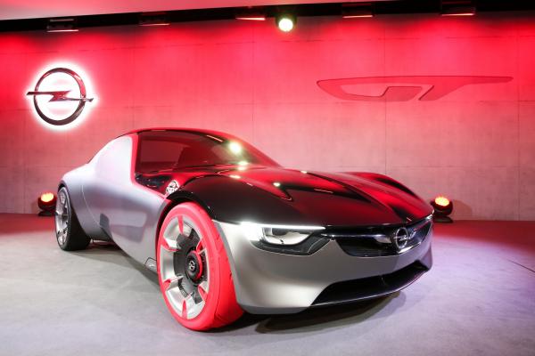 &lt;p&gt;Още един дебют: &lt;u&gt;&lt;strong&gt;&lt;a href=&quot;http://www.bloombergtv.bg/novini/2016-03-01/badeshteto-pred-opel&quot;&gt;Opel GT Concept 2016&lt;/a&gt;&lt;/strong&gt;&lt;/u&gt; на General Motors Co. (GM) показа първата концептуална кола в Европа преди откриването на Автосалона в Женева.&lt;/p&gt;

&lt;p&gt;Photographer: Chris Ratcliffe/Bloomberg&lt;/p&gt;
