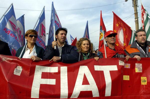 <p>Работниците на Fiat протестират пред завода в Торино. 5 ноември 2004. Photographer: Giuseppe Aresu/Bloomberg News.</p>
